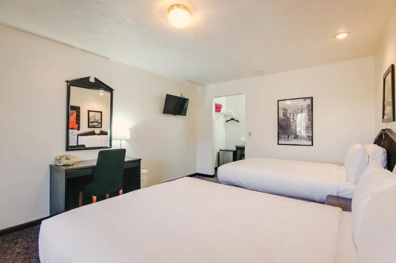 Simmer Motel Wamego Eksteriør billede
