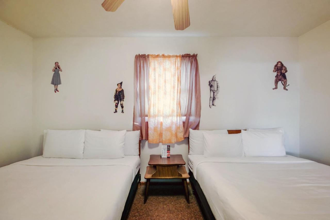 Simmer Motel Wamego Eksteriør billede
